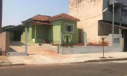 Terreno à venda na Vila Casoni em Londrina. Com uma construção mista de alvenaria madeira, próximo a pizzaria Vulcano Zoneamento ZE2.