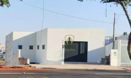 Barracão para locação na Av. Henrique Mansano no Jardim Alpes, região Norte de Londrina. Com 486m2,  em uma ótima localização. Próximo ao Estádio do C
