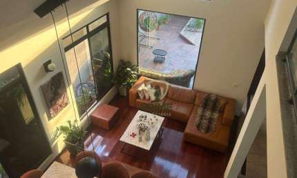 Sobrado à venda no Jardim Andrade em Londrina. Sala com pé direito duplo.  *** Estuda até 50% de permuta para negócio. ***