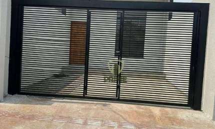 Casa Geminada à venda no jardim Bandeirantes em Londrina. Portão basculante, piso em porcelanato e pé direito alto.
