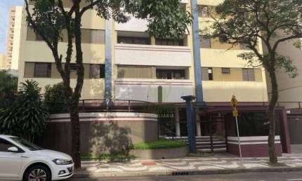 Apartamento à venda no Edifício Le Jardin em Londrina. Central com 3 quartos, sendo 2 suítes, sala 2 ambientes, sacada, completo de armários e 2 gar.