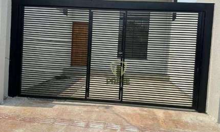 Casa Geminada à venda no jardim Bandeirantes em Londrina. Portão basculante, piso em porcelanato e pé direito alto.