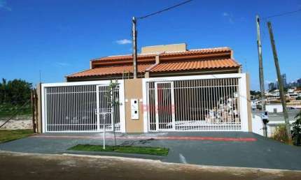 Sobrado à venda no Jardim Tókio em Londrina. Geminado com 2 quartos sendo 1 suíte,