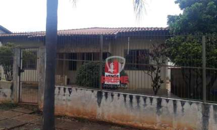 Casa à venda no Esperança em Londrina. Com 4 quartos sendo 1 suíte, sala, copa, cozinha, área de serviço, 2 banheiros, 1 vaga de garagem coberta e div