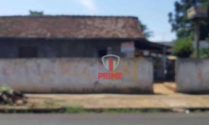 Terreno à venda no Bairro Aeroporto em Londrina. Com 411 m² com casa de madeira. Em ótima localização.