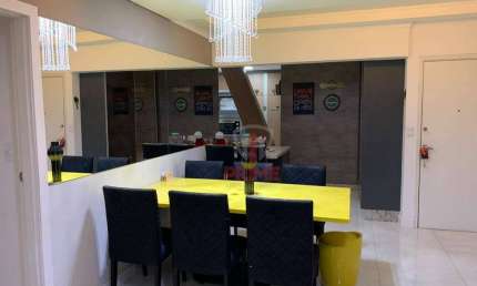 Apartamento à venda no Edifício Carnaúba em Londrina. Com 3 quartos sendo 1 suíte, sala, cozinha e sacada integrados, janela Skin Glass, cozinha plane