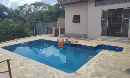 Chácara em Jundiaí, com ampla casa, escritório, galpão, área de lazer, piscina, bosque.