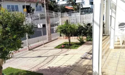 Vendo Casa Plana em Barreiros São José SC três dormitórios suíte, piscina.