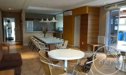 Vendo excelente apartamento com terraço e piscina, totalmente plano em excelente localização a 200 metros da Beira mar do Estreito Florianópolis SC co