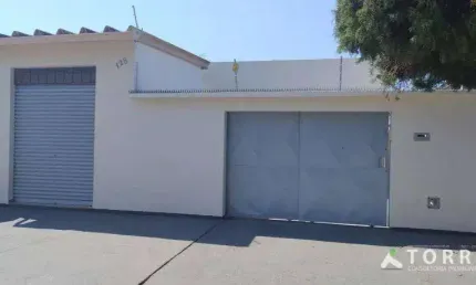 Casa à venda no Jardim Itanguá II com salão comercial - em Sorocaba/SP.