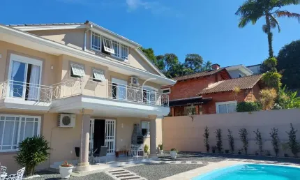 UMA CASA EM CONDOMÍNIO FECHADO COM APENAS 6 RESIDÊNCIAS, MOBILIADA, PARA VOCÊ E SUA FAMÍLIA DESFRUTAREM!