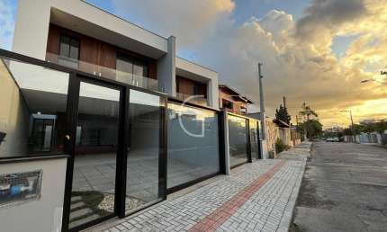 Linda Casa Residencial à Venda no Saguaçu, Joinville!