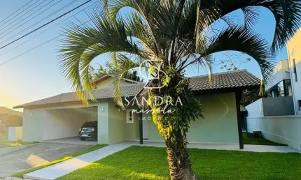 Casa Alto Padrão em Condomínio, com 3 suítes, à venda no bairro Cachoeira do Bom Jesus - Florianópolis/SC
