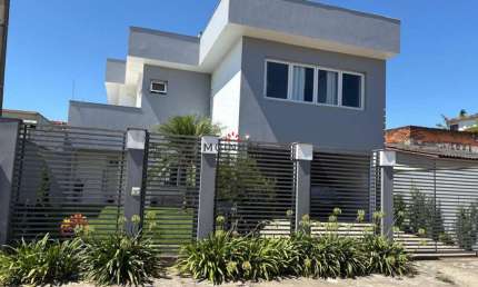 Ampla Casa-Sobrado com 04 Dormitórios e Piscina. Bairro  Niterói - Canoas/RS