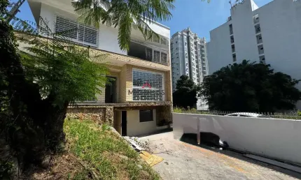 ALUGA CASA COMERCIAL 300m² NO BAIRRO CENTRO EM CANOAS/RS