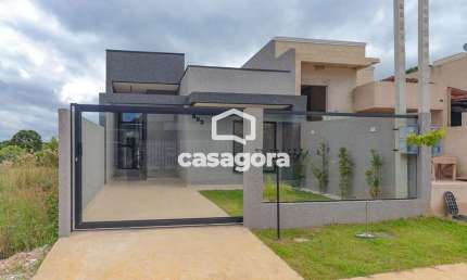 Casa Moderna com Piscina e Pé-Direito Alto no Jardim Brasil  Eucaliptos