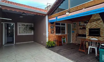 Casa com Espaço Gourmet e 3 Quartos no Gralha Azul  FRG