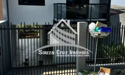 Sobrado de Frente para Rua com 03 Quartos - Terreno nos Fundos.