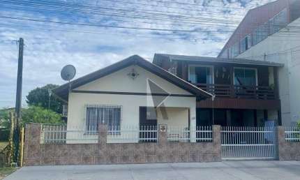 Casa com 4 dormitórios à venda, 168 m² por R$ 745.000 - Centro - Navegantes/SC