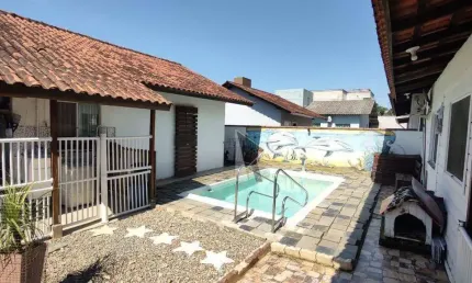 Casa com 4 dormitórios à venda, 180 m² por R$ 590.000,00 - Meia Praia - Navegantes/SC