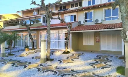 Casa em condomínio fechado com 5 quartos à venda em Jurerê, Florianópolis , 220 m2 por R$ 4.050.000