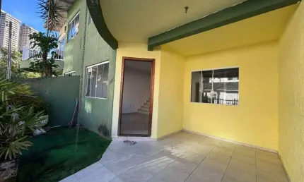 Sobrado disponível para locação anual em Meia Praia