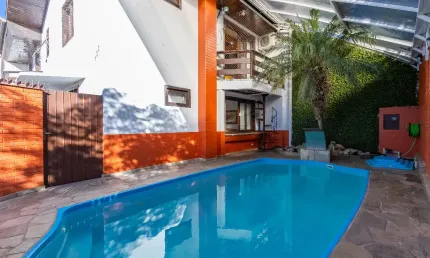 Sobrado Triplex totalmente mobiliado, 3 quartos, 1 suíte, ático, piscina aquecida, 3 vagas, Atuba - Curitiba/PR