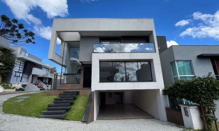 Vende-se Casa de Alto Padrão no Bairro Boa Vista, Curitiba