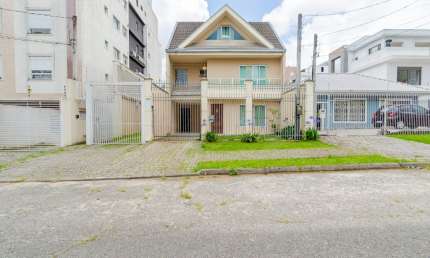 Espaçoso Triplex com 3 Quartos e home office, 2 Vagas no Coração do Água Verde