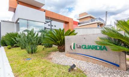 Sobrado à venda em condomínio 3 quartos, 2 vagas, Campo Comprido, Curitiba
