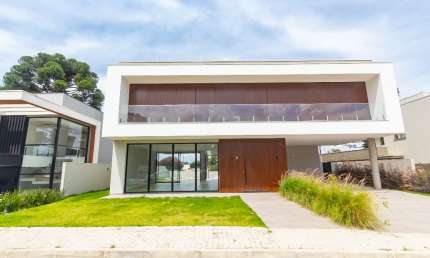 Casa nova com 4 suítes e com 4 vagas no Orleans - Curitiba/PR.