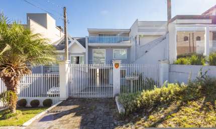 Sobrado Triplex semimobiliado, com 226 m², 3 quartos, 1 suíte, 2 vagas - Tingui - Curitiba/PR