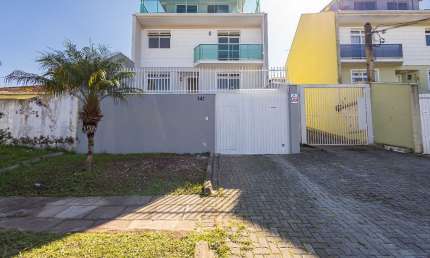 Triplex no Santa Cândida , totalmente reformado com 145 mt² com três quartos e uma suíte