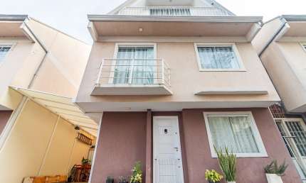 Sobrado a venda, 3 quartos, 2 vagas no bairro Uberaba, Curitiba/PR