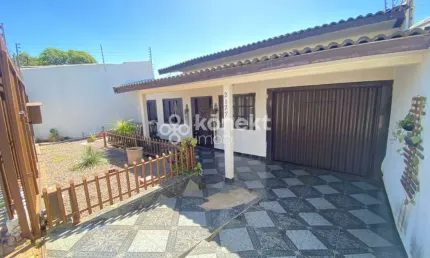 Casa com 3 dormitorios e Edicula no  Floresta  -  Cascavel