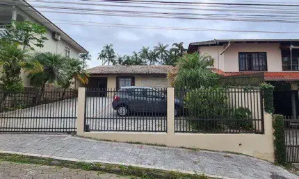 Casa com 4 quartos à venda na Rua Etiene Douat, Floresta, Joinville