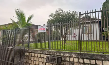 Sao Marcos - Casa Plana com 173 m2 em alvenaria com laje 1 suite + 3 dorm. Terreno com 469,95 m2 murada contendo area de festas