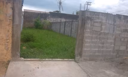 Meio lote no Balneario Plataforma, 150 metros da Pista