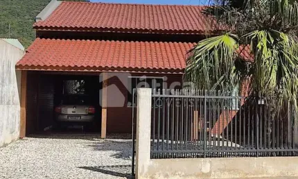 Casa na principal avenida que vem de balneário próximo da beira rio e de praias,