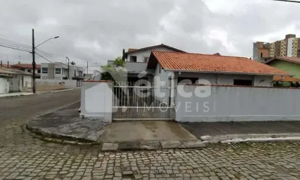 Casa de alvenaria, localizada em região nobre do bairro Cordeiros