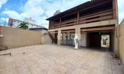 AMPLA CASA NO BAIRRO SÃO JUDAS BEM LOCALIZADA COM PISCINA