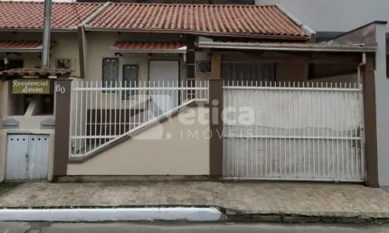 EXCELENTE   CASA AVERBADA e semi-mobiliada de 2 Quartos.