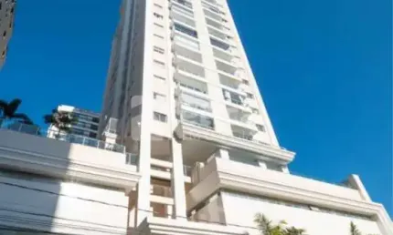 EXCELENTE APARTAMENTO MOBILIADO E DECORADO DE 2 SUÍTES COM VISTA MAR.