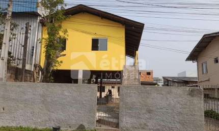 Casa com Edícula e Terreno Grande à Venda no Bairro Cordeiros, Itajaí  Imperdível