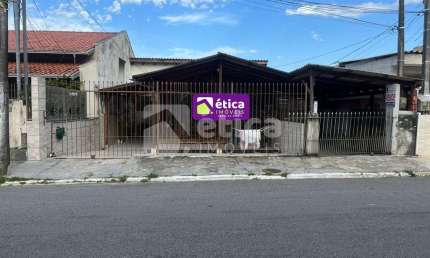 Casa de Madeira à Venda - Excelente Imóvel para Moradia ou Investimento