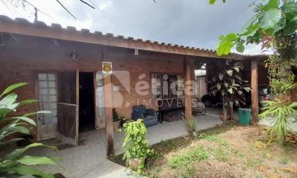 CASA DE 3 DORMITÓRIOS COM EDÍCULA EM EXCELENTE LOCALIZAÇÃO NO BAIRRO SÃO VICENTE EM ITAJAÍ.