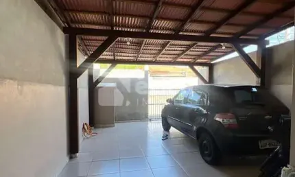 Casa Germinada com 2 Quartos, Ar Condicionado e Ampla Área de Serviço