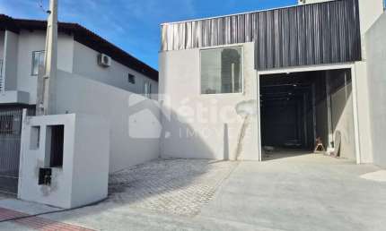 Galpão de 350 m  para locação no Bairro São Judas, em Itajaí.