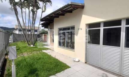 Ampla Casa Comercial de Esquina para Locação em Itajaí SC