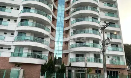 Lindo apartamento na Praia de Cabeçudas, com 03 suítes, 02 vagas de garagem .